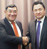 전자금융서비스 개발 및 운영기업 페이원이 몽골 TDB(Trade & Development Bank)와 전략적 제휴관계를 확대하기로 합의했다고 3일 밝혔다. 페이원은 TDB와 2009년 전략적 제휴관계를 체결한 바 있다. 이대형 페이원 대표(오른쪽)와 미드리 몽골 TDB 회장이 제휴확대 협약을 체결하고 악수하고 있다.    페이원 제공